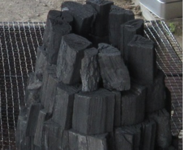 炭を着火しやすい樹皮を内側に向けて、炭を円筒状に2~3段積み重ねます。